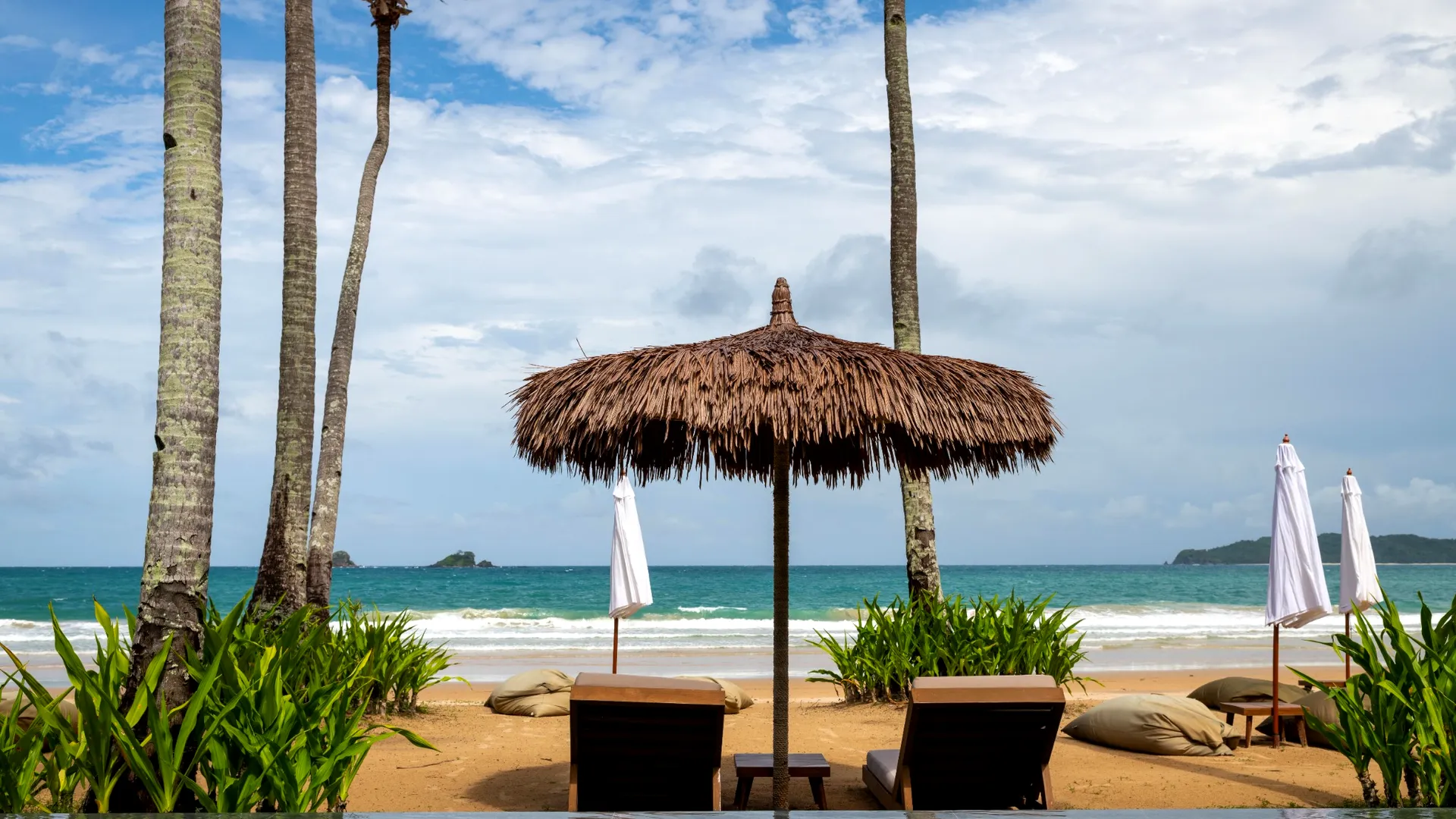 לונג׳ים מול הים